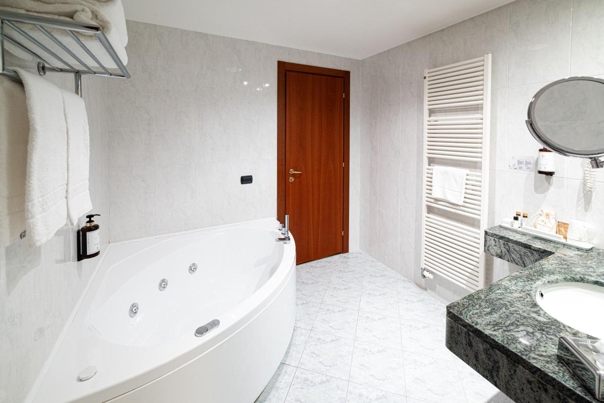 Phi Hotel Cavalieri Bra Exterior photo